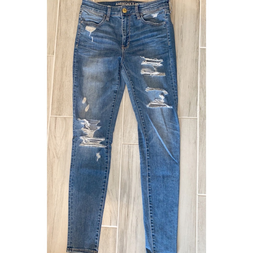 JEANS- American Eagle light wash skinny jeans.